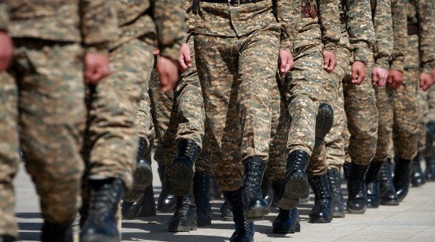 "Цэргүүд камергүй өрөө рүү авч ороод гарч ирэхдээ түшсэн байдалтай гарч ирсэн камерын бичлэг байгаа" гэв