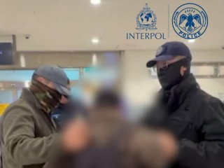 Интерполын &ldquo;Хөх булант&rdquo; зар мэдээгээр олон улсад эрэн сурвалжлагдаж байсан этгээдийг БНСУлсаас албадан гаргуулж, баривчиллаа