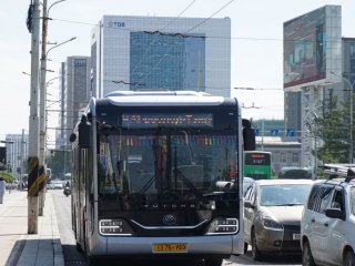 Төв цэнгэлдэх хүрээлэн болон Хүй долоон худаг руу иргэдэд үнэгүй үйлчлэх нийтийн тээврийн автобусны цагийн хуваарь