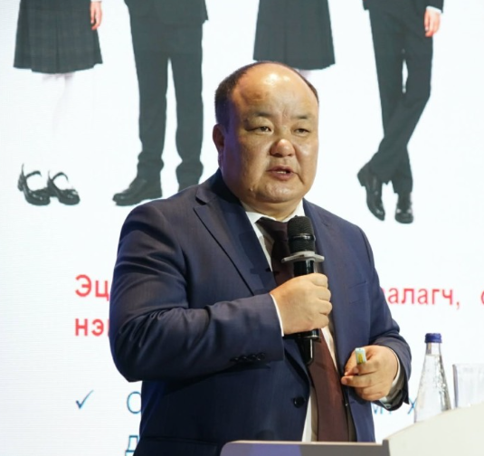 Анги, сургуулиараа жигдэрч өөр төрлийн дүрэмт хувцас өмсөхийг хориглоно хэмээн мэдэгдлээ