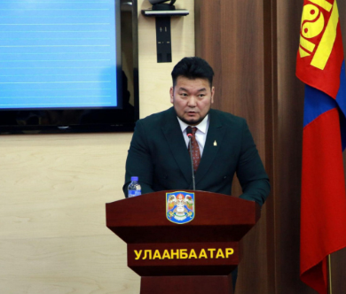 Б.Эрдэнэсүх шинэ өмгөөлөгч авсан учир хэргийн материалтай танилцаж амжаагүй хэмээж шүүх хурлыг хойшлууллаа
