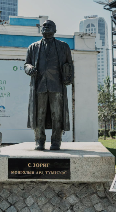 С.Зоригийн хөшөөг зөөсөн компанийг 1000 нэгжээр торгов