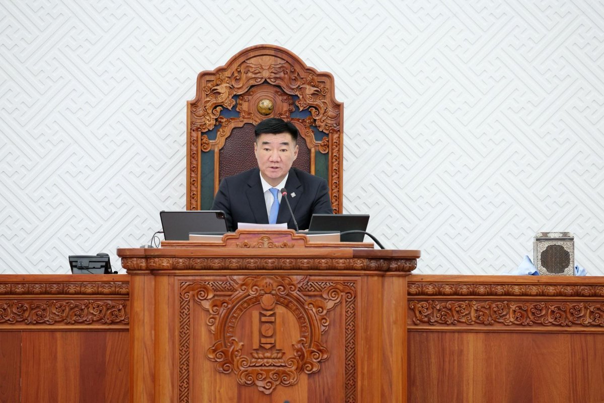 Карьерын оргилд хүргэсэн журмын нөхдөдөө баярлалаа гээд мөргөж суусан С.Бямбацогт Ерөнхийлөгчийн сэнтий мөрөөдөөд юу ч хийхэд бэлэн болжээ...