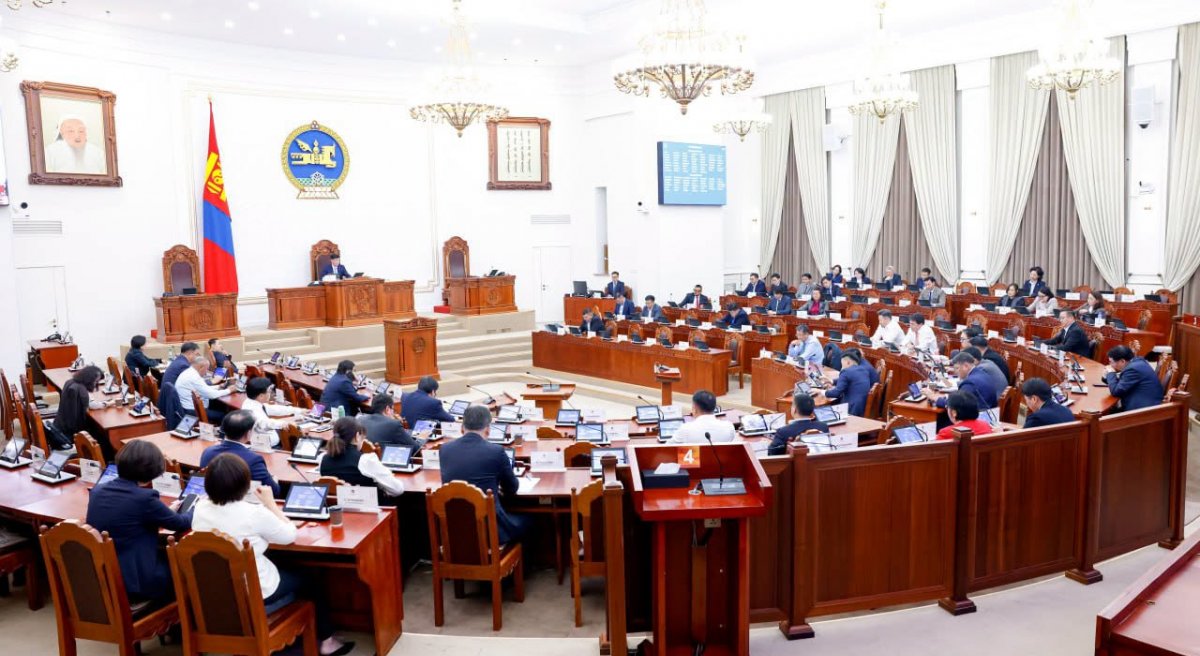 Төсвийн тодотголоо ч баталж чадахгүй байх зуур улсын нийт "гадаад өр 0.4 хувиар өсжээ"