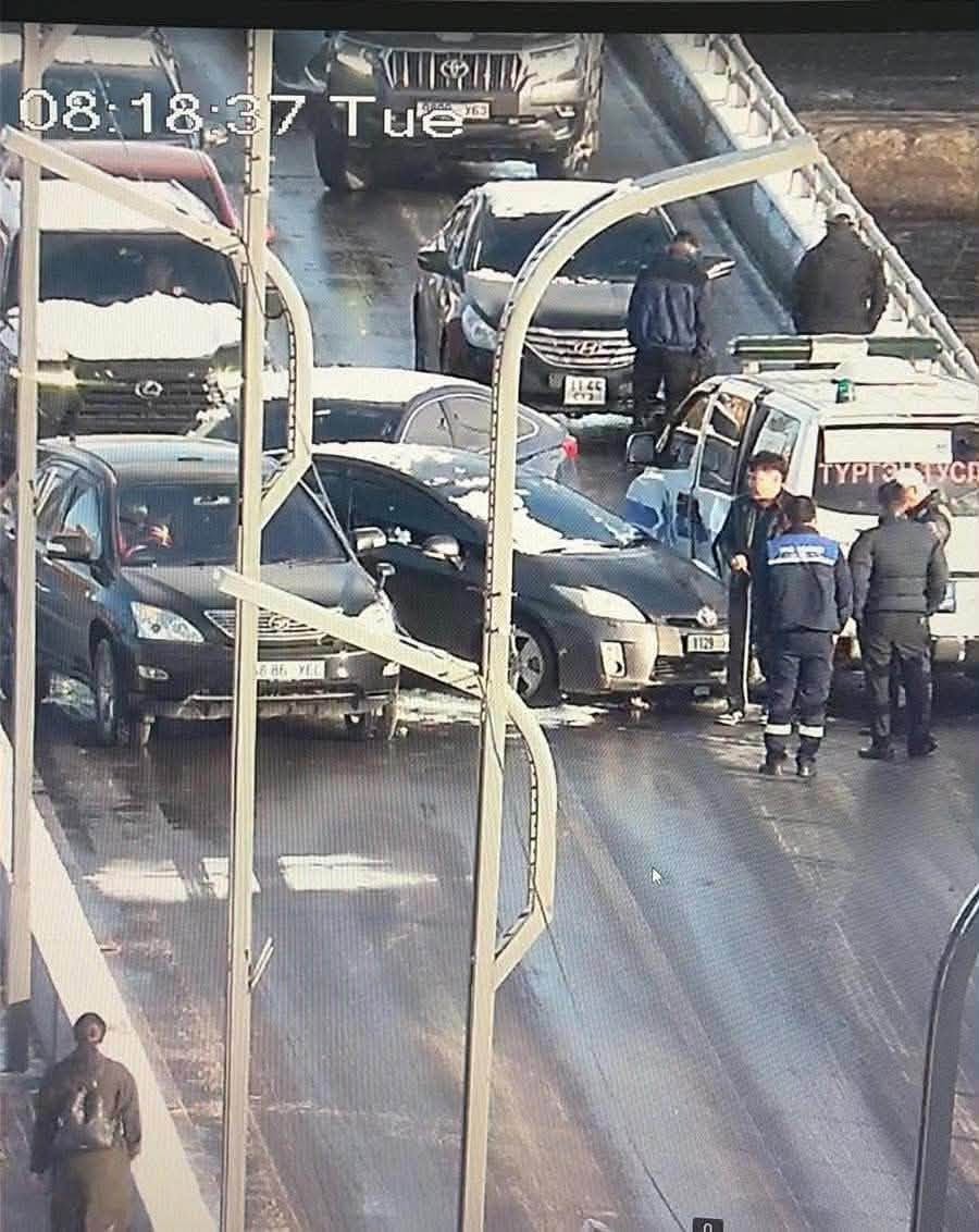 Анхны цаснаар 06:00-11:30 цагийн хооронд  240 зам тээврийн осол гарчээ