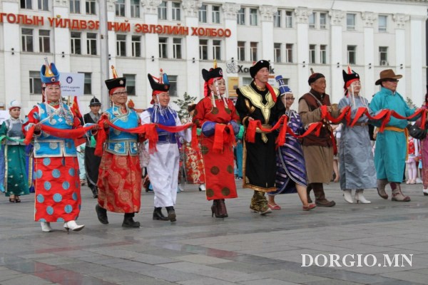 Дээлтэй Монгол наадам эхэллээ